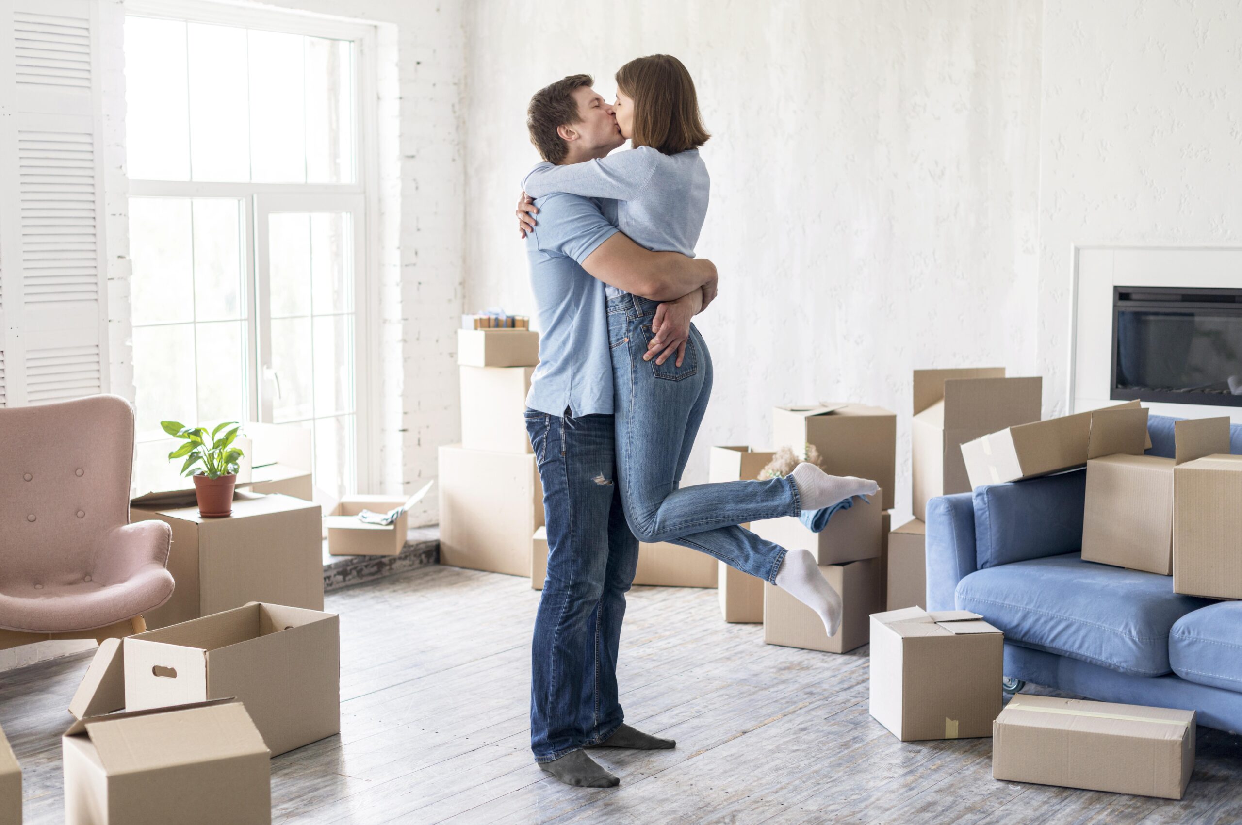 side view couple kissing home moving out day